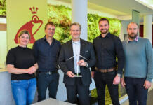 Grüner Strom, klare Herkunft: Werner & Mertz geht neuen Weg von links nach rechts: Christine Gelhausen und Jochen Bals (beide SelzEnergie), Werner & Mertz-Inhaber Reinhard Schneider, Leiter Nachhaltigkeitsmanagement Yannic von Raesfeld und Energiemanager Simon Gübler