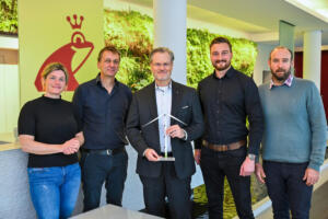 Von links nach rechts: christine gelhausen und jochen bals (beide selzenergie), werner & mertz-inhaber reinhard schneider, leiter nachhaltigkeitsmanagement yannic von raesfeld und energiemanager simon gübler