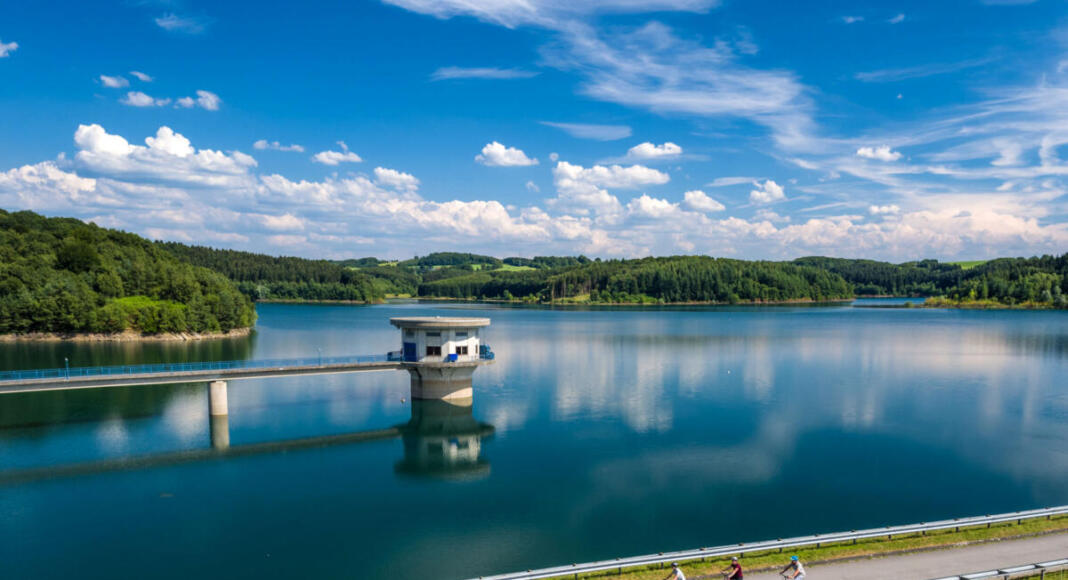Die Große Dhünn-Talsperre im Bergischen Land ist die zweitgrößte Trinkwassertalsperre Deutschlands und bietet sich hervorragend zum Wandern und Radfahren an. Foto:djd/Das Bergische/Dominik Ketz