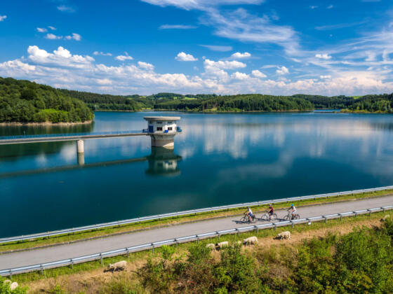 Die Große Dhünn-Talsperre im Bergischen Land ist die zweitgrößte Trinkwassertalsperre Deutschlands und bietet sich hervorragend zum Wandern und Radfahren an. Foto:djd/Das Bergische/Dominik Ketz