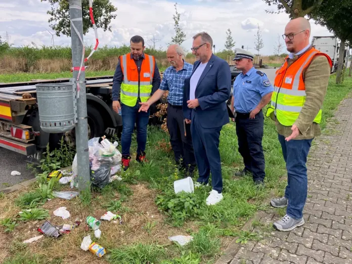 (v.l.n.r.) Mazen Kanaan (Amazon), Bauhofleiter Peter Heyn, Oberbürgermeister Thomas Feser, Ale-xander Jost vom Kommunalen Vollzugsdienst und Florian Werner (auch Amazon) Quelle: Stadt Bingen / Foto: Markus Hembes