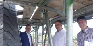 (v.l.): Holger Wessling, Emanuel Letz und Architekt Alwin Bertram besichtigen den Turm bis zum Wetterhahn auf seiner Spitze. Foto: Jens Fink