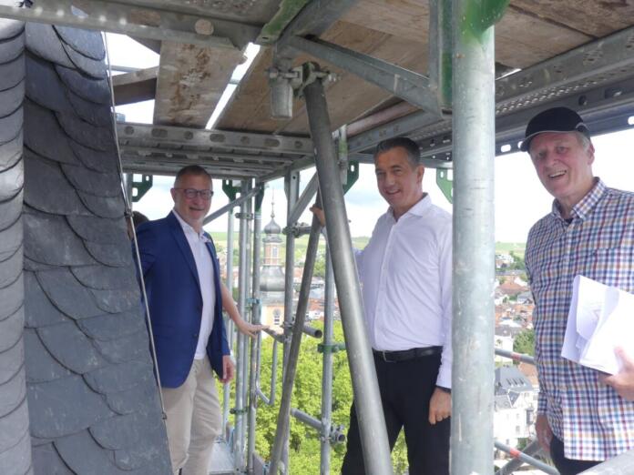 (v.l.): Holger Wessling, Emanuel Letz und Architekt Alwin Bertram besichtigen den Turm bis zum Wetterhahn auf seiner Spitze. Foto: Jens Fink