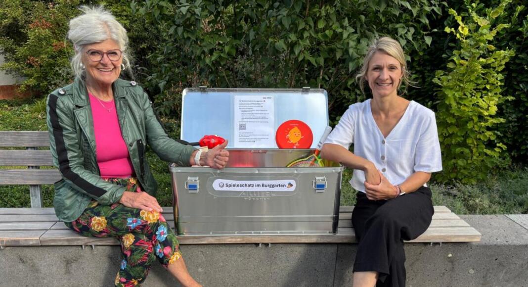 Foto (v.l.): Ortsvorsteherin Dr. Silvia Klengel freut sich zusammen mit Anita Müller von der städtischen Jugendabteilung über die neuen Spieleboxen. Foto: Stadt Ingelheim / Burggarten