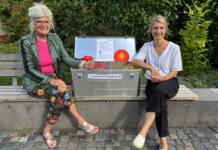 Neue Spiel- und Sportangebote im Heidesheimer Burggarten Foto (v.l.): Ortsvorsteherin Dr. Silvia Klengel freut sich zusammen mit Anita Müller von der städtischen Jugendabteilung über die neuen Spieleboxen. Foto: Stadt Ingelheim / Burggarten