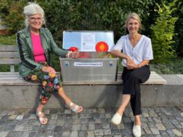 Foto (v.l.): Ortsvorsteherin Dr. Silvia Klengel freut sich zusammen mit Anita Müller von der städtischen Jugendabteilung über die neuen Spieleboxen. Foto: Stadt Ingelheim / Burggarten
