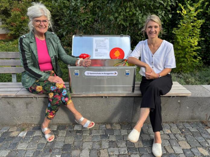 Foto (v.l.): Ortsvorsteherin Dr. Silvia Klengel freut sich zusammen mit Anita Müller von der städtischen Jugendabteilung über die neuen Spieleboxen. Foto: Stadt Ingelheim / Burggarten