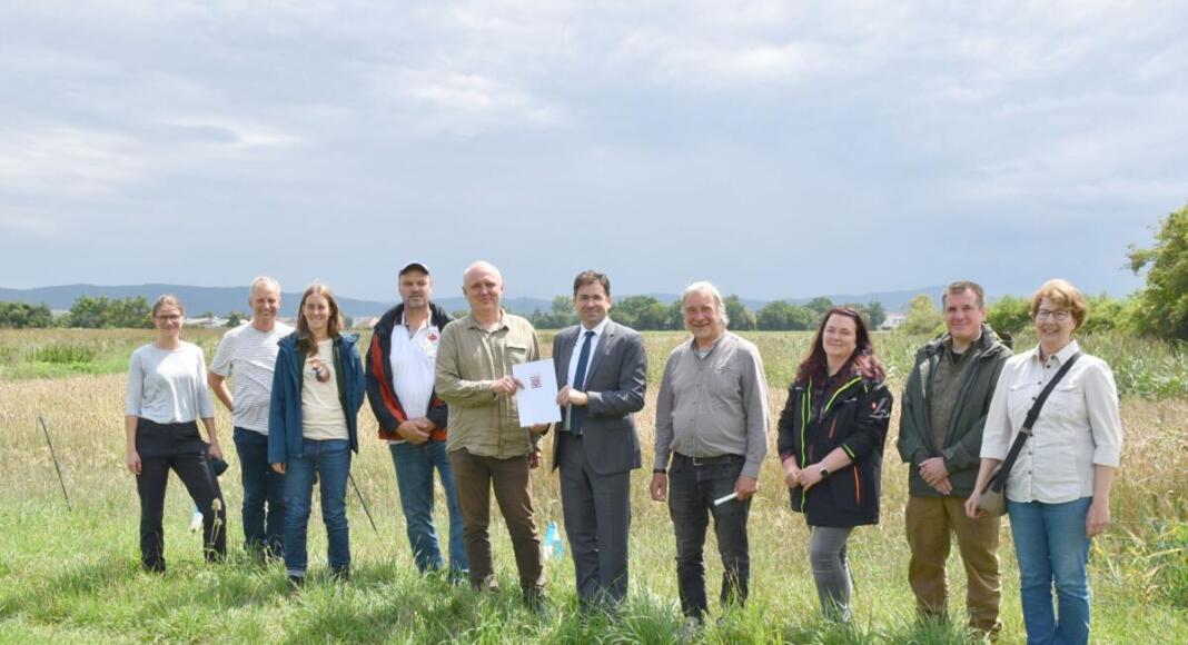 📷 Auf dem Auswilderungsfeld bei Pfungstadt: Regierungspräsident Prof. Dr. Jan Hilligardt (rechts) übergibt den Förderbescheid an Viktor Gretz (links), Geschäftsführer des Landschaftspflegeverbands Darmstadt-Dieburg.