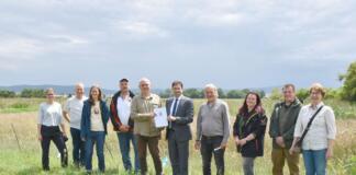 📷 Auf dem Auswilderungsfeld bei Pfungstadt: Regierungspräsident Prof. Dr. Jan Hilligardt (rechts) übergibt den Förderbescheid an Viktor Gretz (links), Geschäftsführer des Landschaftspflegeverbands Darmstadt-Dieburg.