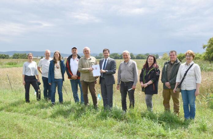 📷 Auf dem Auswilderungsfeld bei Pfungstadt: Regierungspräsident Prof. Dr. Jan Hilligardt (rechts) übergibt den Förderbescheid an Viktor Gretz (links), Geschäftsführer des Landschaftspflegeverbands Darmstadt-Dieburg.