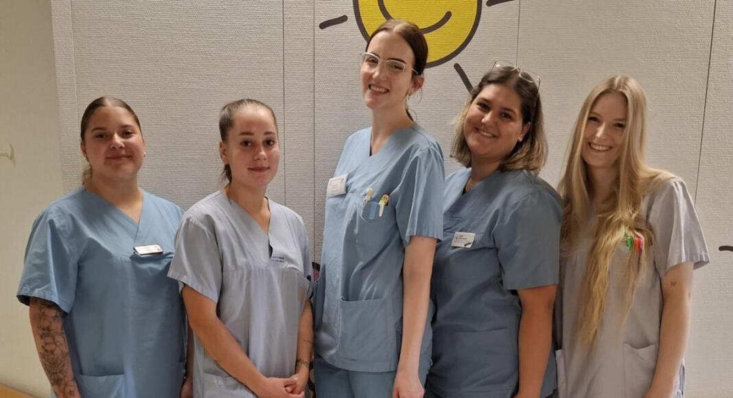 Selina Cabrera, Larissa Berger, Désirée Immig, Delal Basmeydan und Larissa Steffen haben die Säuglingsstation im Griff (v.l.n.r.) Foto: Stiftung kreuznacher diakonie, Sandra Beck