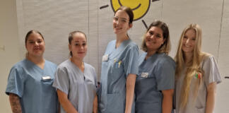 Selina Cabrera, Larissa Berger, Désirée Immig, Delal Basmeydan und Larissa Steffen haben die Säuglingsstation im Griff (v.l.n.r.) Foto: Stiftung kreuznacher diakonie, Sandra Beck