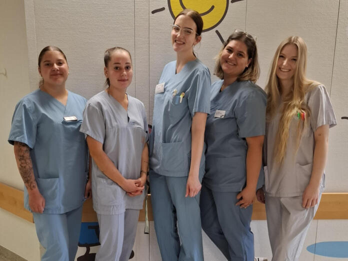 Selina Cabrera, Larissa Berger, Désirée Immig, Delal Basmeydan und Larissa Steffen haben die Säuglingsstation im Griff (v.l.n.r.) Foto: Stiftung kreuznacher diakonie, Sandra Beck