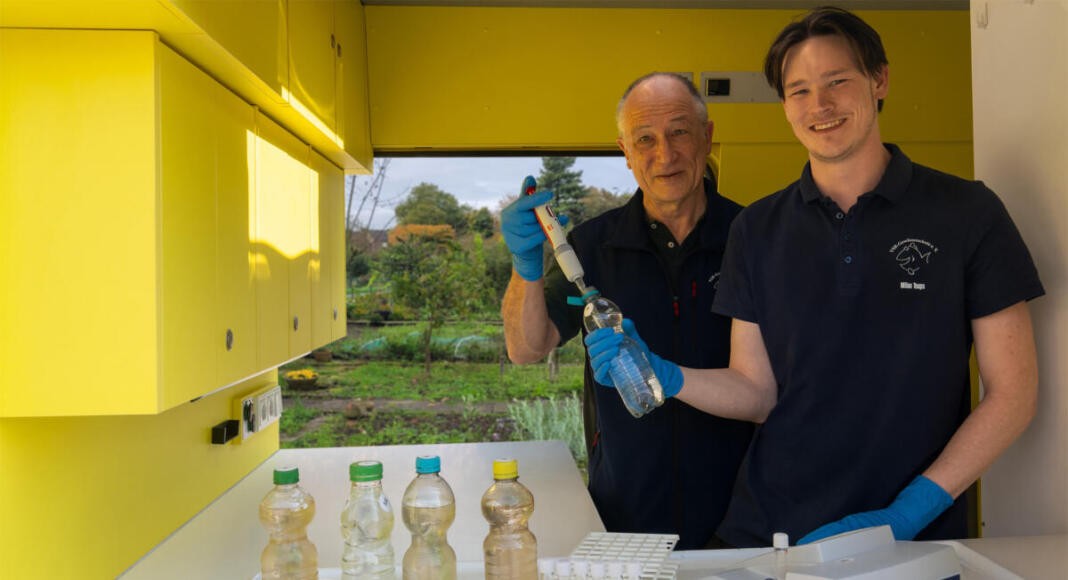Bingen: Georg Stüker und Milan Toups untersuchen eine Brunnenwasserprobe im Labormobil des VSR-Gewässerschutz e.V | Fotograf Ruben Wiltsch
