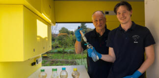 Bingen: Georg Stüker und Milan Toups untersuchen eine Brunnenwasserprobe im Labormobil des VSR-Gewässerschutz e.V | Fotograf Ruben Wiltsch