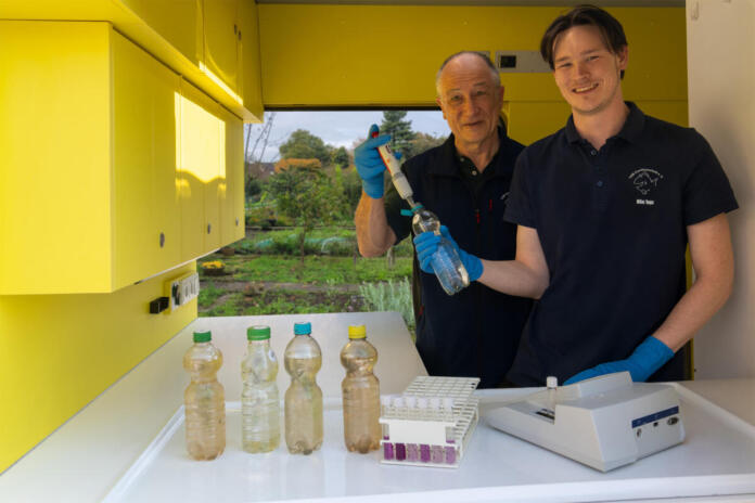 Bingen: Georg Stüker und Milan Toups untersuchen eine Brunnenwasserprobe im Labormobil des VSR-Gewässerschutz e.V | Fotograf Ruben Wiltsch