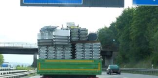 Polizei stoppt überladenen LKW