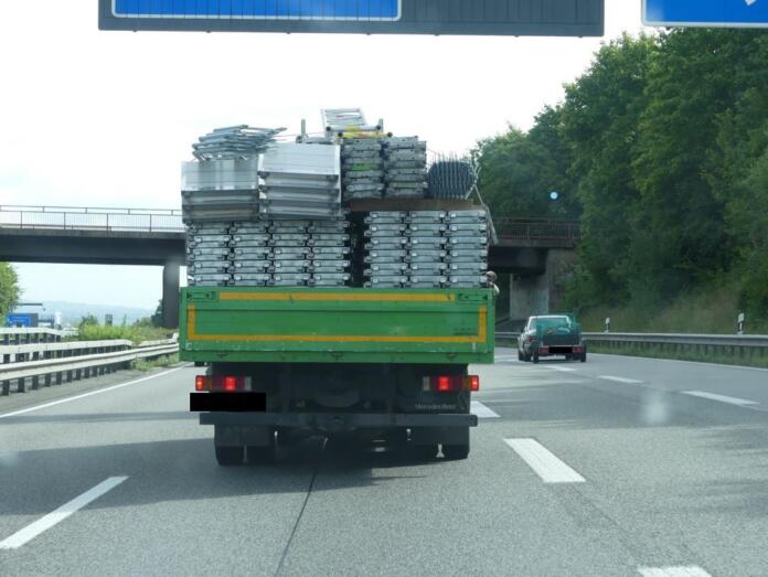 Polizei stoppt überladenen LKW