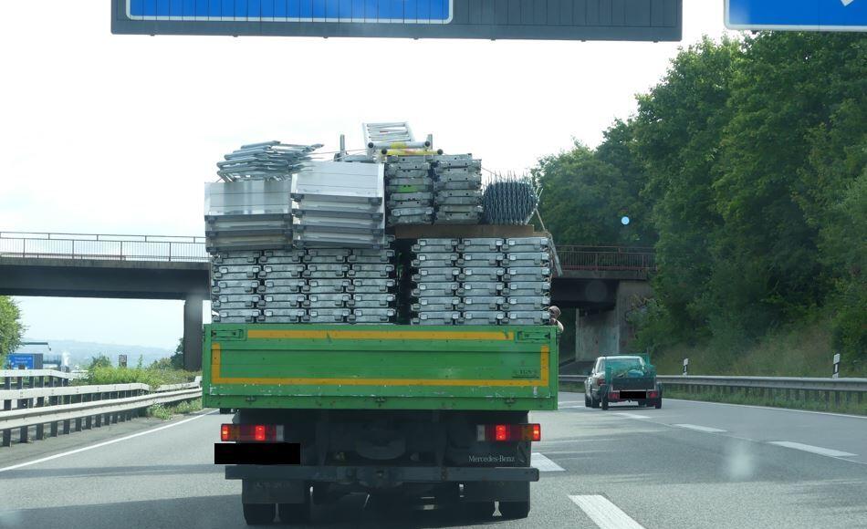 Polizei stoppt überladenen LKW