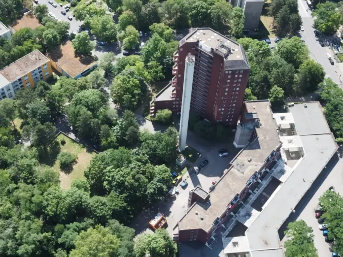 Stadt greift ein: SEG übernimmt „Rotes Hochhaus“ im Schelmengraben