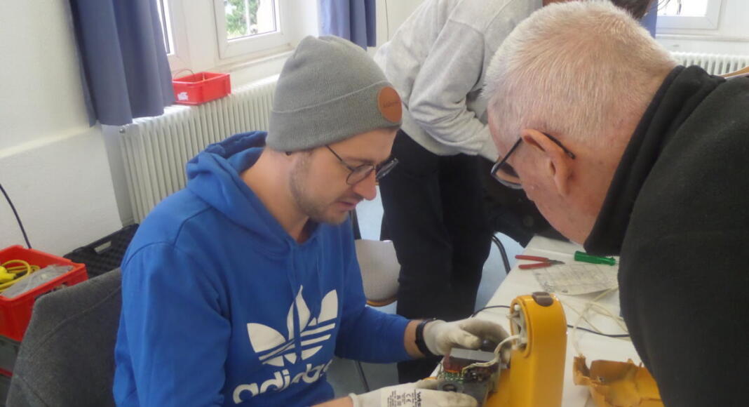 Gemeinschaftlich gewerkelt wird beim Reparaturcafé im alten Rathaus Crumstadt. (Foto: Reparaturcafé)