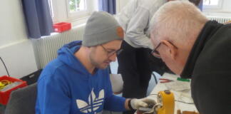 Gemeinschaftlich gewerkelt wird beim Reparaturcafé im alten Rathaus Crumstadt. (Foto: Reparaturcafé)