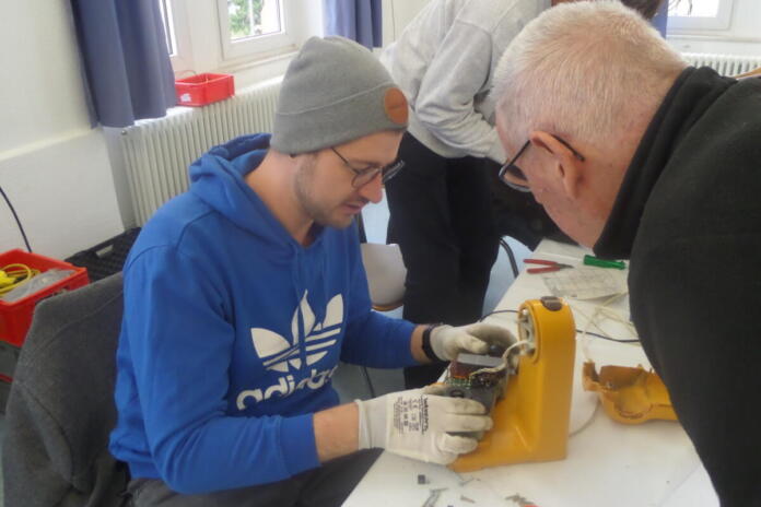 Gemeinschaftlich gewerkelt wird beim Reparaturcafé im alten Rathaus Crumstadt. (Foto: Reparaturcafé)