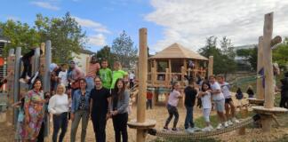 Michaela Heintke, Patricia Dahlhaus, Tina Flashaar-Bloedorn, Sebastian Hamann und Christina Dickescheid (v. l.) freuen sich gemeinsam mit den Kindern über das neue Spielgerät. (Quelle: Michaela Heintke)