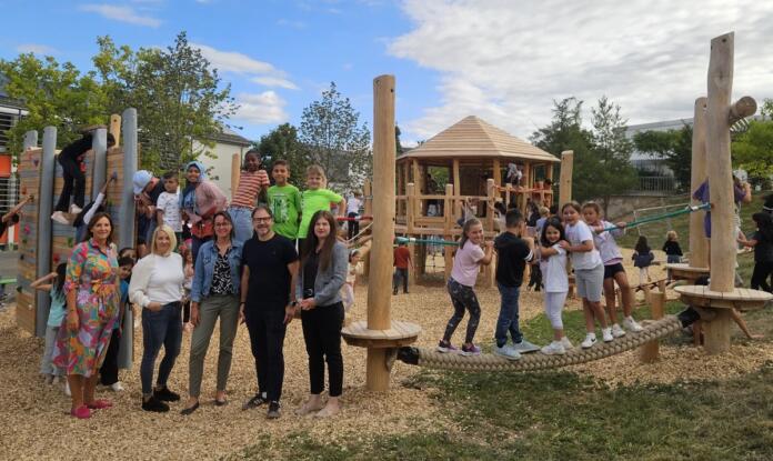 Michaela Heintke, Patricia Dahlhaus, Tina Flashaar-Bloedorn, Sebastian Hamann und Christina Dickescheid (v. l.) freuen sich gemeinsam mit den Kindern über das neue Spielgerät. (Quelle: Michaela Heintke)