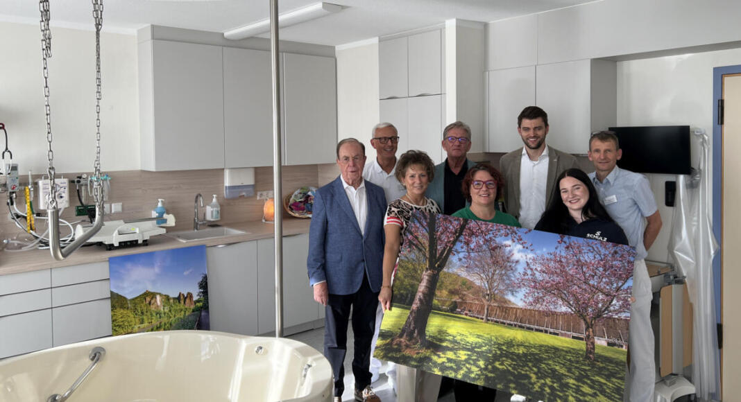 (v.l.n.r.): Dr. Karlheinz Ossig, Dr. Michael Kumbartski, Cordula Niemann-Valerius (Ossig-Stiftung), Stefan Pallesch (Küche Creativ), Sandra Maus (Malerbetrieb Maus), Patrick Funke (Immotactics), Emma Sulzbacher (Schulz Farben) und Dr. Christoph von Buch | Foto: Stiftung kreuznacher diakonie, Sandra Beck