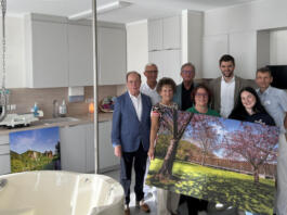 (v.l.n.r.): Dr. Karlheinz Ossig, Dr. Michael Kumbartski, Cordula Niemann-Valerius (Ossig-Stiftung), Stefan Pallesch (Küche Creativ), Sandra Maus (Malerbetrieb Maus), Patrick Funke (Immotactics), Emma Sulzbacher (Schulz Farben) und Dr. Christoph von Buch | Foto: Stiftung kreuznacher diakonie, Sandra Beck