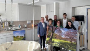 (v. L. N. R. ): dr. Karlheinz ossig, dr. Michael kumbartski, cordula niemann-valerius (ossig-stiftung), stefan pallesch (küche creativ), sandra maus (malerbetrieb maus), patrick funke (immotactics), emma sulzbacher (schulz farben) und dr. Christoph von buch | foto: stiftung kreuznacher diakonie, sandra beck