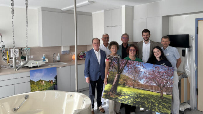 (v.l.n.r.): Dr. Karlheinz Ossig, Dr. Michael Kumbartski, Cordula Niemann-Valerius (Ossig-Stiftung), Stefan Pallesch (Küche Creativ), Sandra Maus (Malerbetrieb Maus), Patrick Funke (Immotactics), Emma Sulzbacher (Schulz Farben) und Dr. Christoph von Buch | Foto: Stiftung kreuznacher diakonie, Sandra Beck