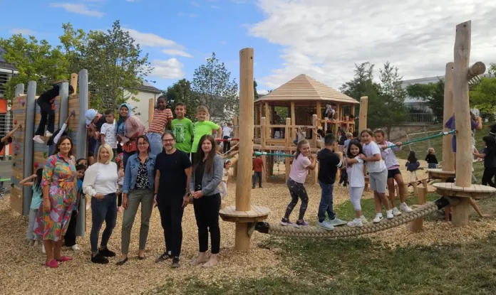 Michaela Heintke, Patricia Dahlhaus, Tina Flashaar-Bloedorn, Sebastian Hamann und Christina Dickescheid (v. l.) freuen sich gemeinsam mit den Kindern über das neue Spielgerät. (Quelle: Michaela Heintke)
