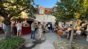 After-work-event auf dem dorfplatz in wackernheim