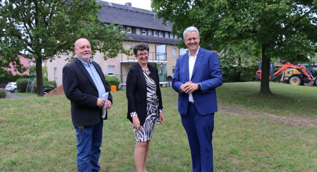 Projektleiter Michael Wernitz, Sybille Wegerich (Vorständin der bauverein AG) und Oberbürgermeister Patrick Burghardt | Quelle: Stadt Rüsselsheim am Main