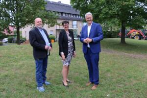 Projektleiter michael wernitz, sybille wegerich (vorständin der bauverein ag) und oberbürgermeister patrick burghardt | quelle: stadt rüsselsheim am main