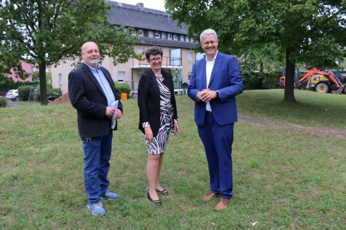 Projektleiter Michael Wernitz, Sybille Wegerich (Vorständin der bauverein AG) und Oberbürgermeister Patrick Burghardt | Quelle: Stadt Rüsselsheim am Main