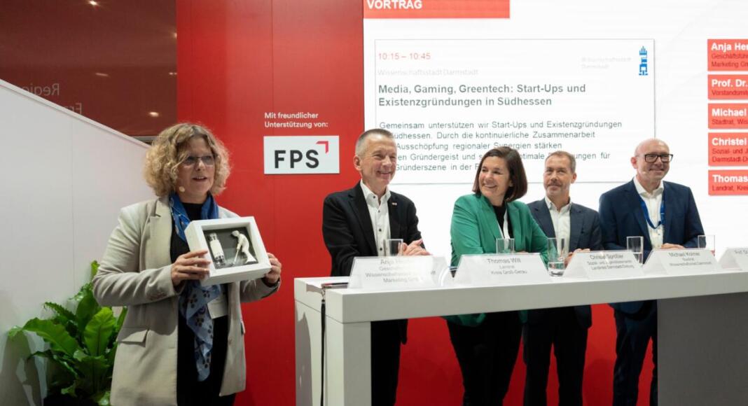 Werbung für den Standort Südhessen bei der Expo Real in München: Das Bild zeigt (von links): Anja Herdel (Geschäftsführung Wissenschaftsstadt Darmstadt Marketing GmbH), Thomas Will (Landrat Kreis Groß-Gerau), Christel Sprößler (Sozial- und Jugenddezernentin Landkreis Darmstadt-Dieburg), Michael Kolmer (Stadtrat Wissenschaftsstadt Darmstadt), Prof. Dr. Klaus-Michael Ahrend (Vorstandsmitglied HEAG Holding AG).