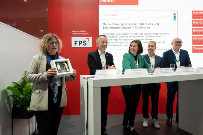 Werbung für den Standort Südhessen bei der Expo Real in München: Das Bild zeigt (von links): Anja Herdel (Geschäftsführung Wissenschaftsstadt Darmstadt Marketing GmbH), Thomas Will (Landrat Kreis Groß-Gerau), Christel Sprößler (Sozial- und Jugenddezernentin Landkreis Darmstadt-Dieburg), Michael Kolmer (Stadtrat Wissenschaftsstadt Darmstadt), Prof. Dr. Klaus-Michael Ahrend (Vorstandsmitglied HEAG Holding AG).