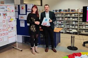 Auszeichnung für die bücherei³ in bingen am rhein Bei der feierstunde erhielt julia löffler (3. V. Li. ) die urkunde von norbert sprung-wolf (2. V. Li. ). Quelle: julie sponholz / lbz