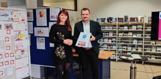 Bei der Feierstunde erhielt Julia Löffler (3. v. li.) die Urkunde von Norbert Sprung-Wolf (2. v. li.). Quelle: Julie Sponholz / LBZ