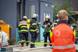 Mainz: feuerwehr kämpft gegen feuer in lagerhalle