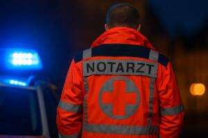 Vollsperrung und großangelegter rettungseinsatz auf der b422 Symbolbild notarzt