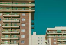 Balkonkraftwerk für Mieter – was ist erlaubt und worauf sollte man achten? Wohnhaus, Balkon, Mieten, Wohnblock