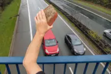 Steinwürfe von Autobahnbrücke der A63