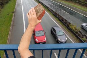 Steinwürfe von autobahnbrücke der a63 Steinwürfe von autobahnbrücke der a63