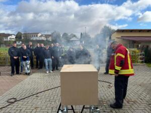 Feuerwehr der vg rüdesheim trainiert innenbrandbekämpfung