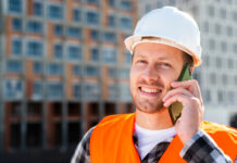 Warum Bau-Teams noch immer auf Telefonanrufe setzen – und was passiert, wenn sich das ändert Bauarbeiter, Telefonat, Baustelle