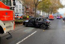 Unfall zwischen Feuerwehrfahrzeug und Pkw in Wiesbaden